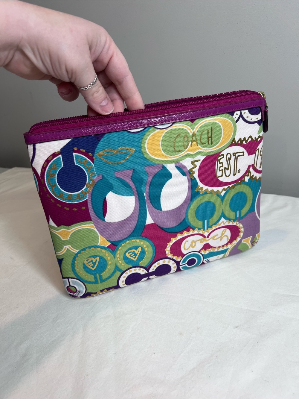 Coach Poppy tablet case featuring a vibrant multicolored graffiti "C" print - Picture 3 of 5